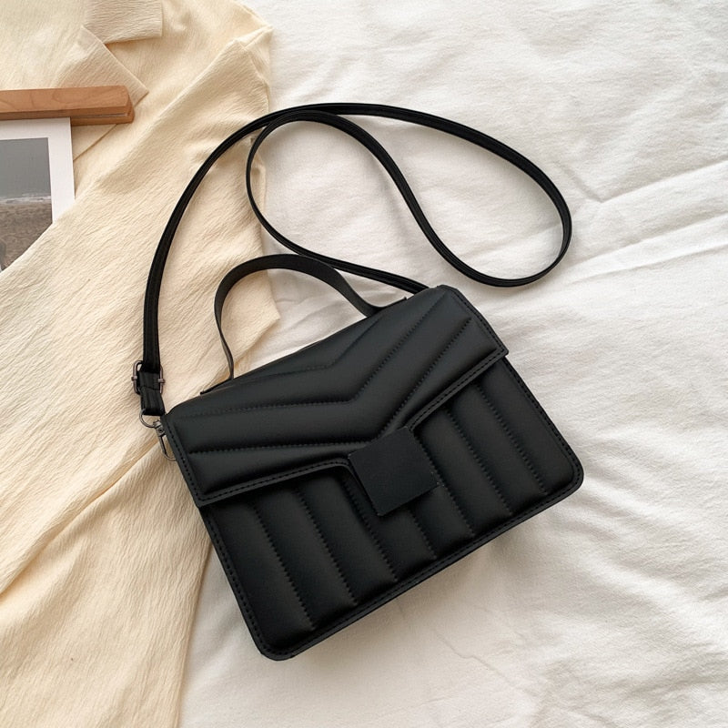 Bolsa Transversal Feminina Couro Preta Belevita